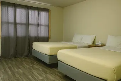 Image de Well-Equipped Classic Room Ideal for Families Traveling | Free Parking