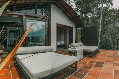 Image de Nature-Inspired Sanctuary Perfect for Restful Retreat Nestled in Lush Forest