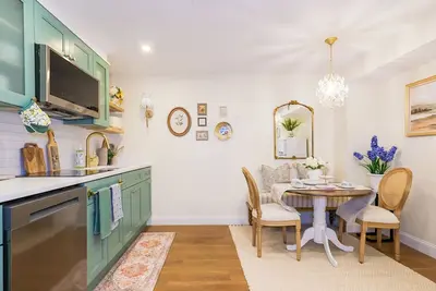 Image de Cozy Parisian Retreat - Brand New - Near Penn&Drexel