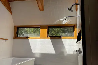 Image de Lakeside 3-bedroom house in tranquil Tremont perfect for relaxing stays.