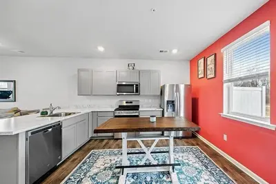 Image de Bright & Cozy Townhouse \n-easy drive to the beaches!