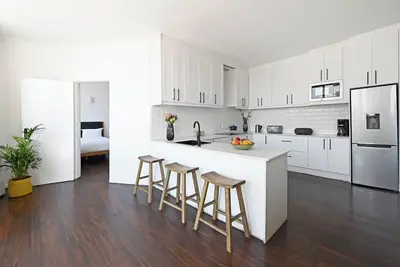 Image de Stylish, Sun-Filled 2-Bedroom with Secure Parking