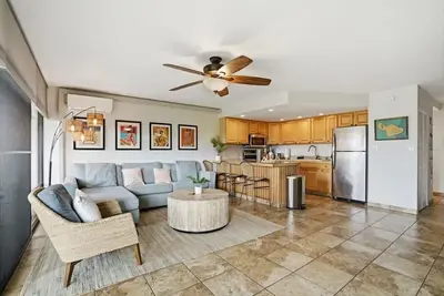 Image de 2 bedroom updated condo, Ac, walk to beach & shops