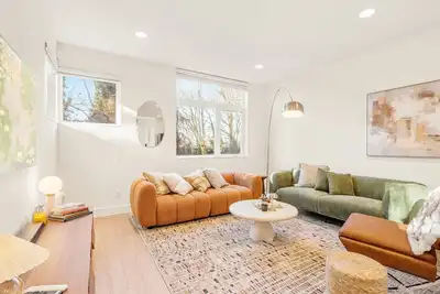 Image de Vibrant CapHill Home w/ Rooftop, GameLounge, Parking & Ev