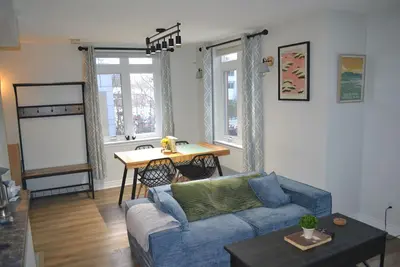 Image de Renovated, Spotless 2br Townhouse: Private Patio, Parking & by Subway!