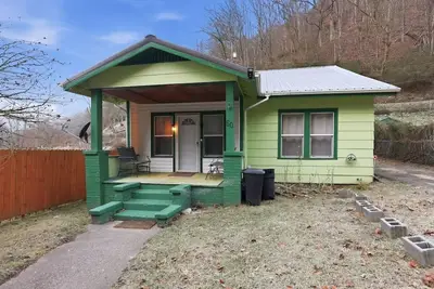 Image de New! Cozy Green Cottage! 3-bedroom house in charming Matewan. Pet-Friendly!