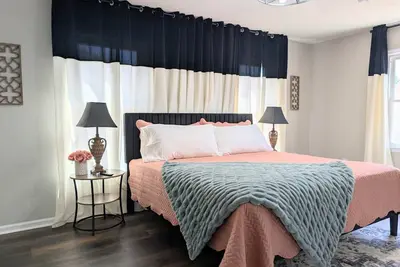 Image de Linen and Light 3 Br/2 Bath 10 min to base