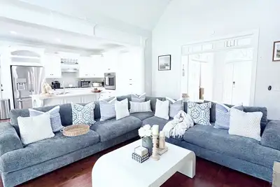 Image de Beautiful 5/Br home in Jonesboro. Relax poolside and enjoy this Southern Charm.