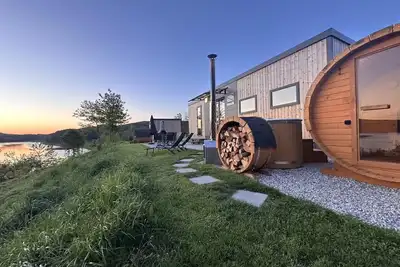 Image de Tiny chalet au bord du lac avec sauna & hot tub