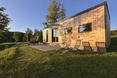 Image de Tiny House au bord d'un lac dans un parc