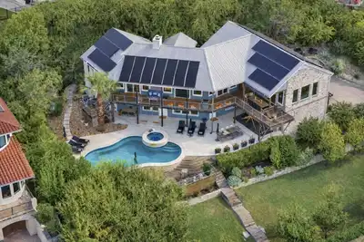 Image de Private Lake Travis Estate - Resort Pool, Spa & Panoramic Views