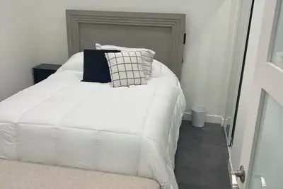 Image de Guest Favorite ★ Stylish 2br Retreat w/Private Yard, Ev Parking, Bbq & Fast WiFi