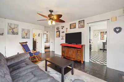 Image de Serendipity Cottage near Clark College—cozy, charming, and perfectly located. Enjoy a full kitchen, comfortable living spaces, and large yard for your fur family for year-round comfort. Ideal for curious travelers who want to be close to everything.