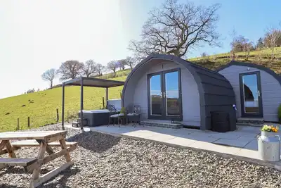 Image de Cennin Pedr, pet friendly, with hot tub in Ruthin