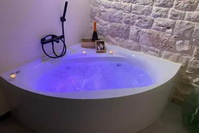Image de Urban Luxury in Conversano: Discover the Exclusive Suite 20 with Hot Tub