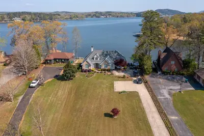 Rocky's Lake House, Exotic Home, Lake Front