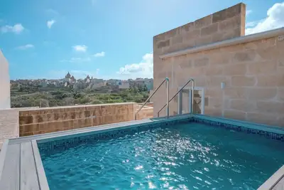 Image de Stunning 350-year-old home with roof splash pool