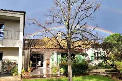 Image de Grande maison familiale ouverte sur le jardin et la piscine