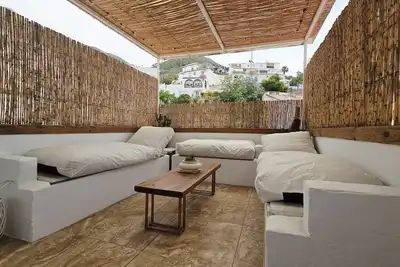Image de Fully renovated, traditional townhouse, with great rooftop terrace.