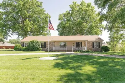 Image de Spacious Family Retreat / Sleeps 9 / Fenced Yard