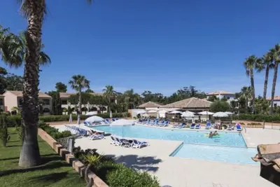 Image de T2 paradisiaque bord de mer avec piscine