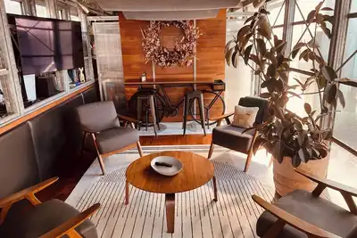 Image de World Cup Hq: Dan Rockhill-Designed Luxury Apt, Lawrence's Coolest Neighborhood