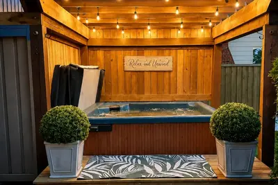 Image de Retro Arcade & Entertainment Garage / Private Hot Tub / Comfy Beds