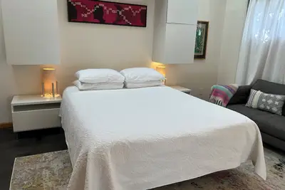 Image de Secret garden cottage studio retreat in Seattle's beachside neighborhood.