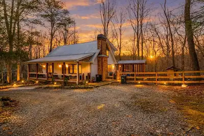 Image de Cozy 3-bedroom cabin Dog-Friendly Hot Tub + Indoor Pool, Firepit, fitness center