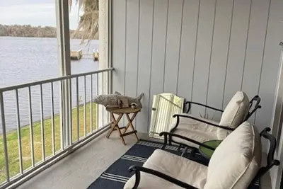 Image de Riverfront Condo w/ Dock & Porch Views