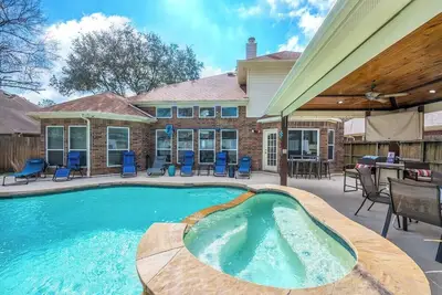 Image de Katy Family Retreat · Heated Pool, Hot Tub, Game Room · Sleeps 16