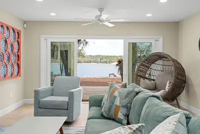 Image de Modern Lakefront Home w/ Beach &Dock-30 mins to Uf/Gainesville, Sleeps 10
