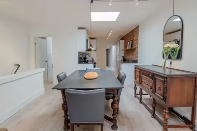 Toronto Cork Town, Queen St. E, Spacious 2nd Fl. Loft