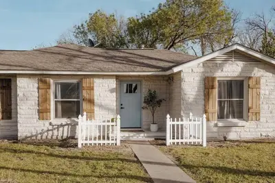 Image de Bagby Bunkhouse • Beautiful Cottage 7 minutes from Baylor and Magnolia • Pond