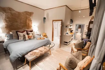 Image de Charming studio with Ac in cozy Bigfork, perfect location! Walk to Flathead Lake