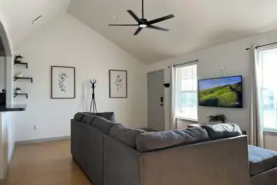 Image de Cozy Duplex in peaceful Buda! Near Cota & Austin. Minutes to town, I35 & Toll45.