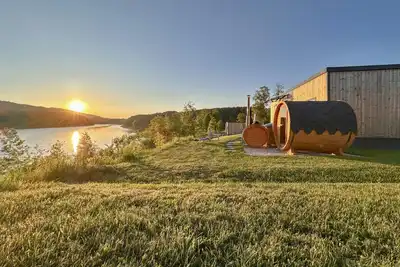 Image de Tiny chalet au bord du lac avec sauna & hot tub