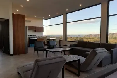Image de Maison d'hôtes moderne de luxe avec vue sur l'océan et piscine