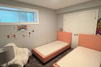 Image de Prime Location 2 bedroom Basement Suite ideal for families and groups.