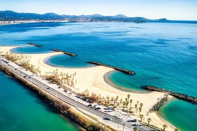 Image de Logement en rez de jardin avec terrasse privée face à la mer!