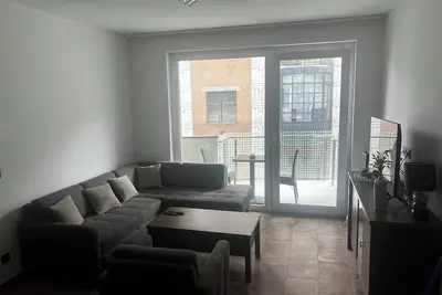 Image de Luxury 2-bedroom 2-bathroom condo with balcony street view