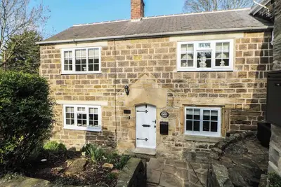 Lake side cottage, Wakefield