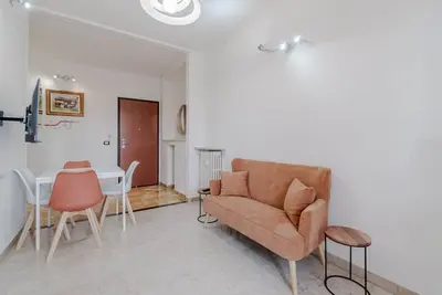 Image de GuestHost - A bright and welcoming 57 square meters apartment, perfect for three people, located on the fourth floor of a building with an elevator (Not accessible to disabled guests). The property enjoys an excellent location: the Bengasi metro station i