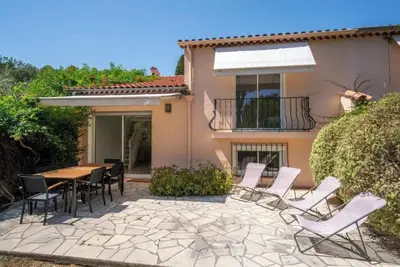 Image de villa au calme avec piscine, tennis, golf