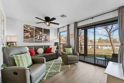 Image de Clubhouse Suite | Golf & Water View | 85” Tv