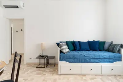 Image de GuestHost - Modern 58mq apartment for 4 people located on the second floor of a typical Milanese building with lift. The accommodation is located in the De Angeli district, located to the west of the historic center and represented by a quiet atmosphere