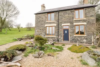 Charming Groes Lwyd Home Awaits