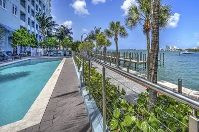 Image de Spacious Waterfront Condo
