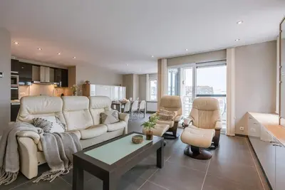 Image de Coastal retreat w/ terrace & skyline view