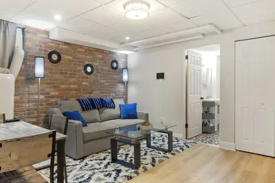 Image de Serene 2-bedroom apartment w/ free parking in vibrant Pittsburgh